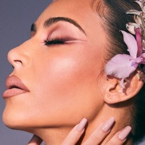 KKW Beauty Fuzzy pink blush